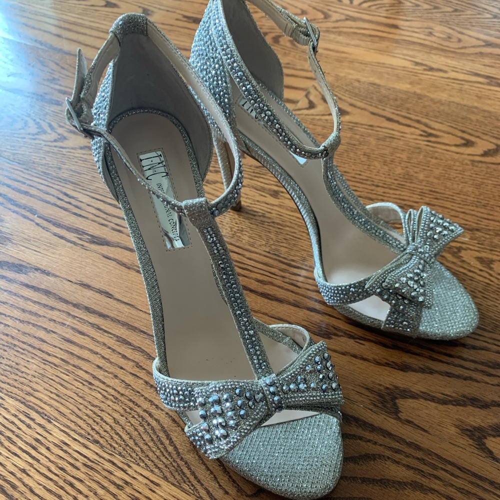 Sequins bowed heels